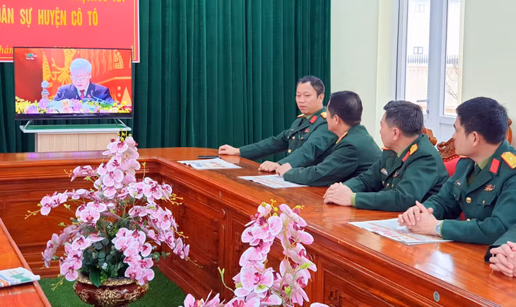 CBCS Ban CHQS huyện Cô Tô tập trung xem phiên khai mạc Đại hội qua màn ảnh nhỏ.