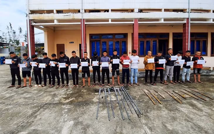 19 thanh thiếu niên bị cảnh sát triệu tập. Ảnh: Công an cung cấp.