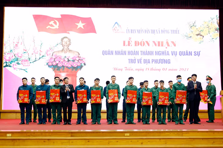 Lãnh đạo TX Đông Triều trao quà Tết cho các quân nhân có thành tích xuất sắc trong quá trình thực hiện NVQS.