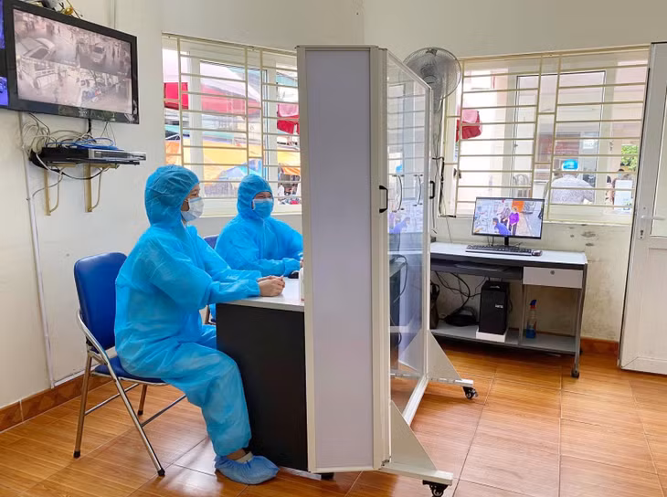 Cán bộ y tế túc trực 24/24h tại phòng khám dành cho trường hợp có triệu chứng đường hô hấp. (Ảnh: Nguyễn Hoa)