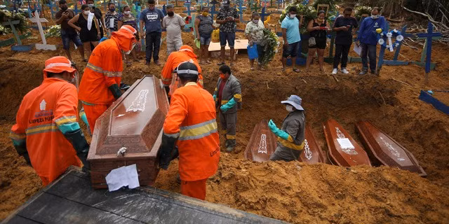 Thi thể nạn nhân chết vì Covid-19 được chôn cất tập trung tại Manaus, Brazil. (Ảnh: Reuters)