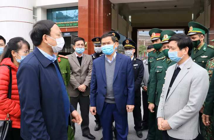 Đồng chí Bí thư Tỉnh ủy trao đổi với các cán bộ thực hiện nhiệm vụ tại Cửa khẩu Bắc Phong Sinh. 