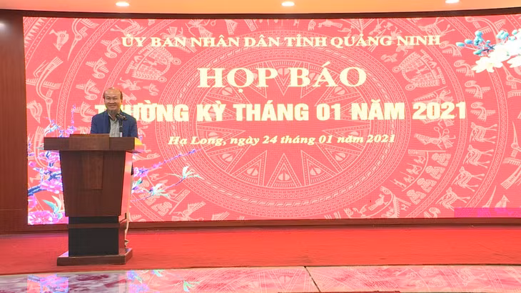 Đồng chí Vũ Văn Hợp, Chánh Văn phòng UBND tỉnh thông tin tại buổi họp báo.