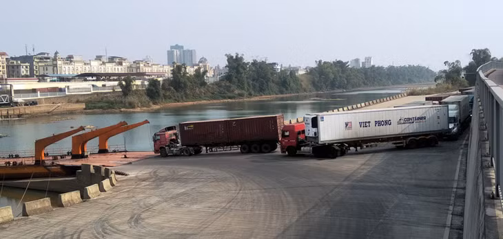 Xuất khẩu hàng hóa qua Cầu phao tạm Km3+4 Hải Yên, Móng Cái.