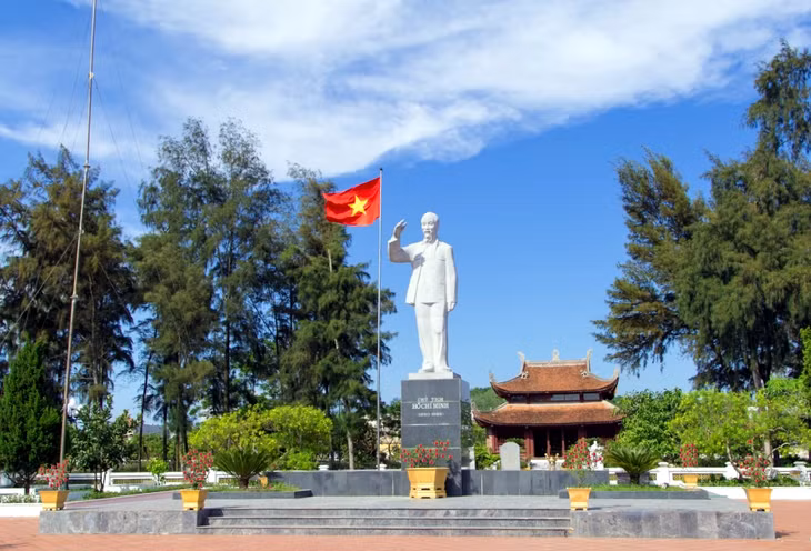 Lá Quốc kỳ tung bay bên Tượng đài Chủ tịch Hồ Chí Minh nơi đảo tiền tiêu vùng Đông Bắc chào đón sự kiện lịch sử mới của Đảng Cộng sản Việt Nam quang vinh.