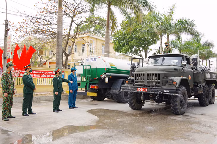 Lãnh đạo Bộ CHQS tỉnh, chỉ đạo các lực lượng tham gia phun khử khuẩn, tiêu độc tại xã Thủy An (TX Đông Triều).