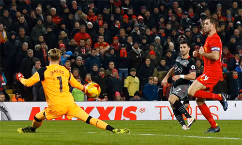 Long (áo đen xám) trong tình huống kết liễu Liverpool. Ảnh: Reuters.
