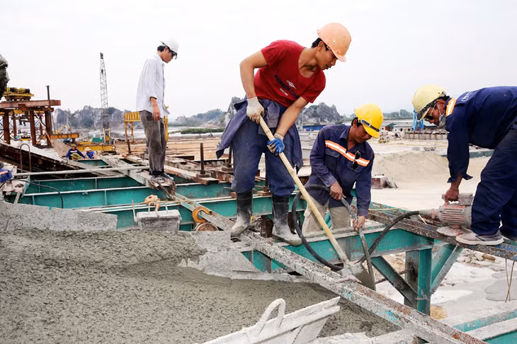 Trên các công trường thi công cao tốc Hạ Long - Hải Phòng, hàng trăm công nhân được bố trí làm việc 3 ca/ngày.