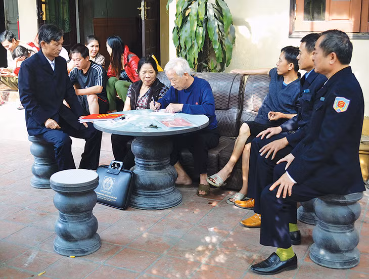 Văn phòng Thừa phát lại Cẩm Phả tiến hành lập vi bằng theo yêu cầu của công dân khu Sơn Thạch, phường Cẩm Thạch (TP Cẩm Phả).