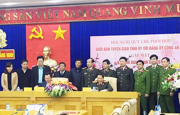 Ban Tuyên giáo Tỉnh uỷ và Đảng uỷ Công an tỉnh ký kết quy chế phối hợp, tháng 1-2017.