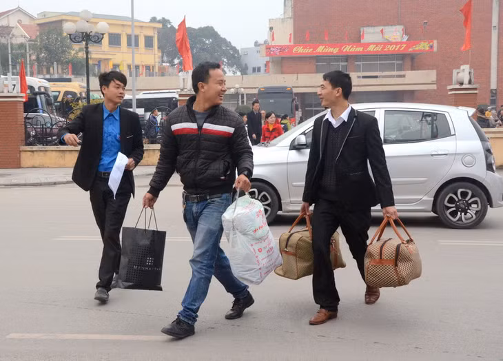 Lực lượng đoàn viên thanh niên của Công ty Than Hòn Gai tận tình giúp các công nhân tìm được đúng tuyến và chuyến xe của mình