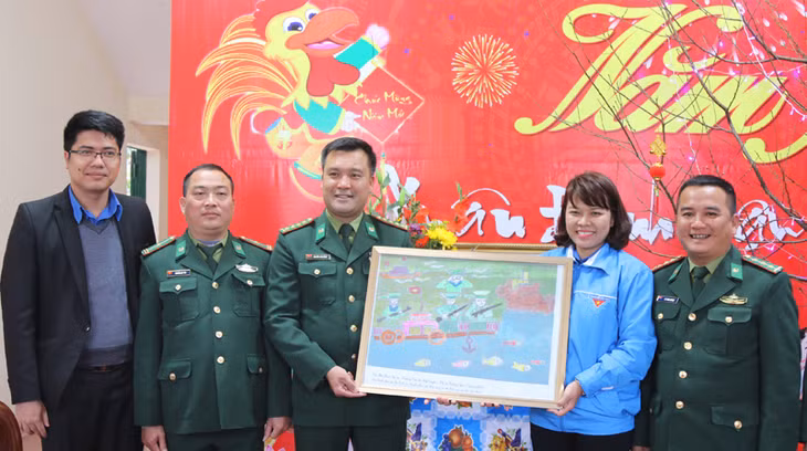 Đồng chí Vũ Thị Diệu Linh, Phó Bí thư Thường trực Tỉnh Đoàn thay mặt đoàn tặng quà cho cán bộ, chiến sĩ Trạm Kiểm soát Biên phòng Đồng Văn.