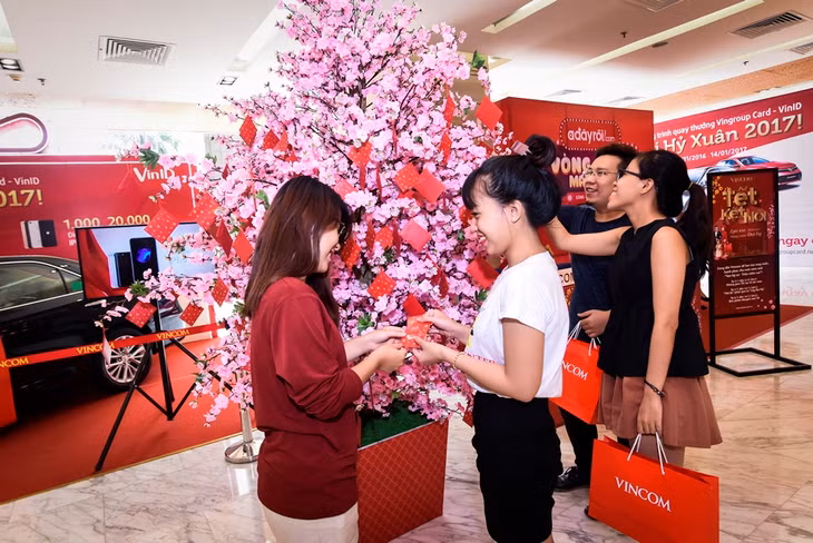 Khách hàng háo hức hái lộc tại Cây Đại Hỷ trong TTTM Vincom.