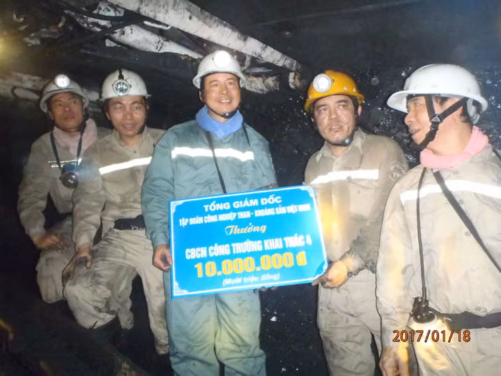 Đồng chí Đặng Thanh Hải, Tổng Giám đốc Tập đoàn TKV thăm và tặng quà công nhân Công trường Khai thác 4, Công ty Than Khe Chàm. 