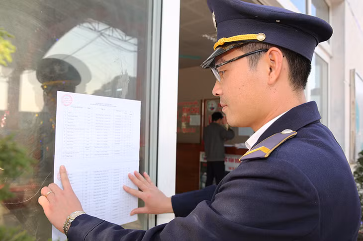Để tạo điều kiện thuận lợi cho du khách qua cảng dịp Tết, Công ty TNHH Vận tải Ka Long thực hiện niêm yết công khai lịch chạy tàu, giá vé tại khu vực bến.