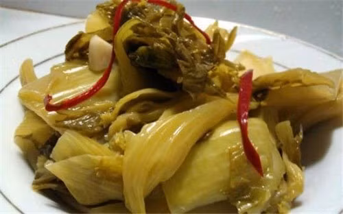Tuyệt đối không ăn dưa cà muối xổi, đặc biệt không ăn cùng mắm tôm vì chúng sẽ tạo điều kiện sản sinh ra độc tố nitrosamine gây nguy cơ ung thư dạ dày. (Ảnh minh họa)