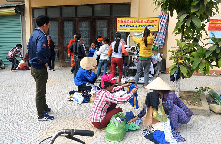 Người dân đến chọn quần áo tại quầy hàng quần áo miễn phí cho người nghèo của CLB Thiện nguyện Bình Liêu.