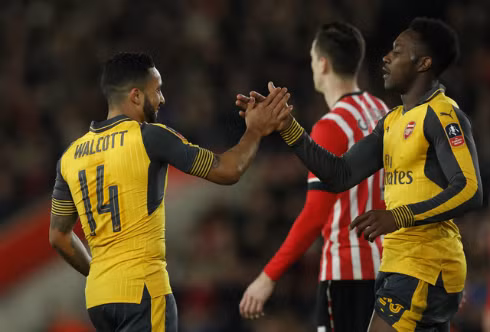 Cặp đôi Walcott và Welbeck thi nhau nổ súng. Ảnh: Reuters.