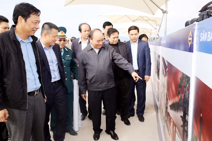 2. Thủ tướng Chính phủ Nguyễn Xuân Phúc thăm và làm việc tại Quảng Ninh.&nbsp;Thủ tướng Chính phủ đã biểu dương tinh thần dám nghĩ, dám làm, dám chịu trách nhiệm, sáng tạo, hiệu quả trong phát triển KT-XH và kỳ vọng Quảng Ninh sẽ là đầu tàu kinh tế phát triển mạnh nhất cả nước và giữ vai trò dẫn dắt sự phát triển của vùng kinh tế trọng điểm; đồng thời nhất trí cao về chủ trương và tạo mọi điều kiện để sớm thành lập đơn vị hành chính - kinh tế đặc biệt Vân Đồn. Trong ảnh: Thủ tướng Chính phủ Nguyễn Xuân Phúc thị sát Dự án Cảng hàng không Quảng Ninh.