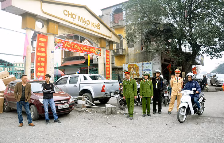 Công an TX Đông Triều đảm bảo ANTT tại các điểm giao thông, chợ trên địa bàn ngày Tết.