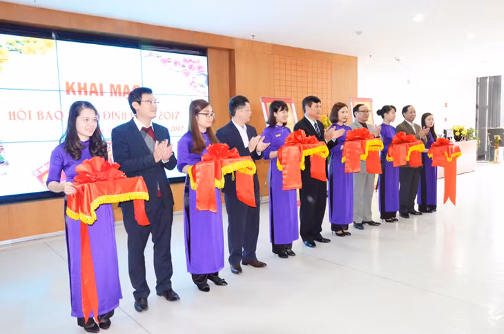 Đại biểu cắt băng khai mạc Hội báo Xuân Đinh Dậu 2017