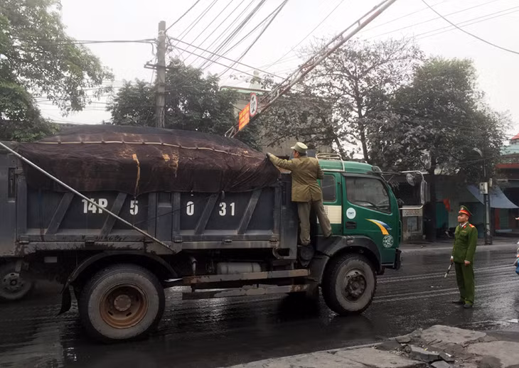 Tất cả các phương tiện vận chuyển hàng hóa qua chốt Vĩnh Phú, phường Mạo Khê ra QL18 đều được kiểm tra.