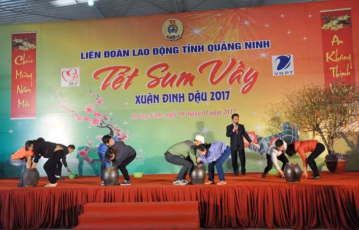 Tham gia trò chơi bắt trạch trong chum.