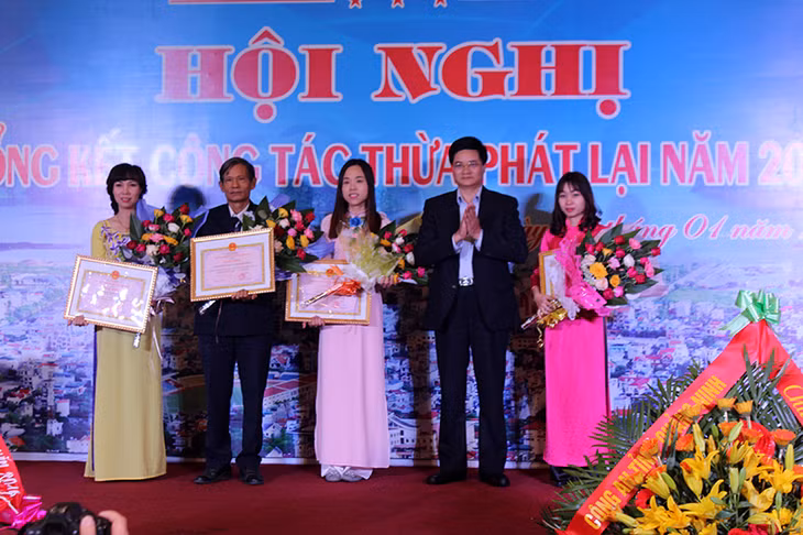 Lãnh đạo UBND TP Cẩm Phả trao giấy khen cho tập thể, cá nhân có thành tích xuất sắc về công tác thừa phát lại năm 2016.