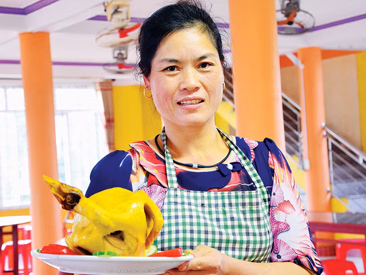 Gà Tiên Yên trở thành một món ăn ngon ở các nhà hàng. (Ảnh chụp tại nhà hàng Diệp Mùi, thị trấn Tiên Yên, huyện Tiên Yên)