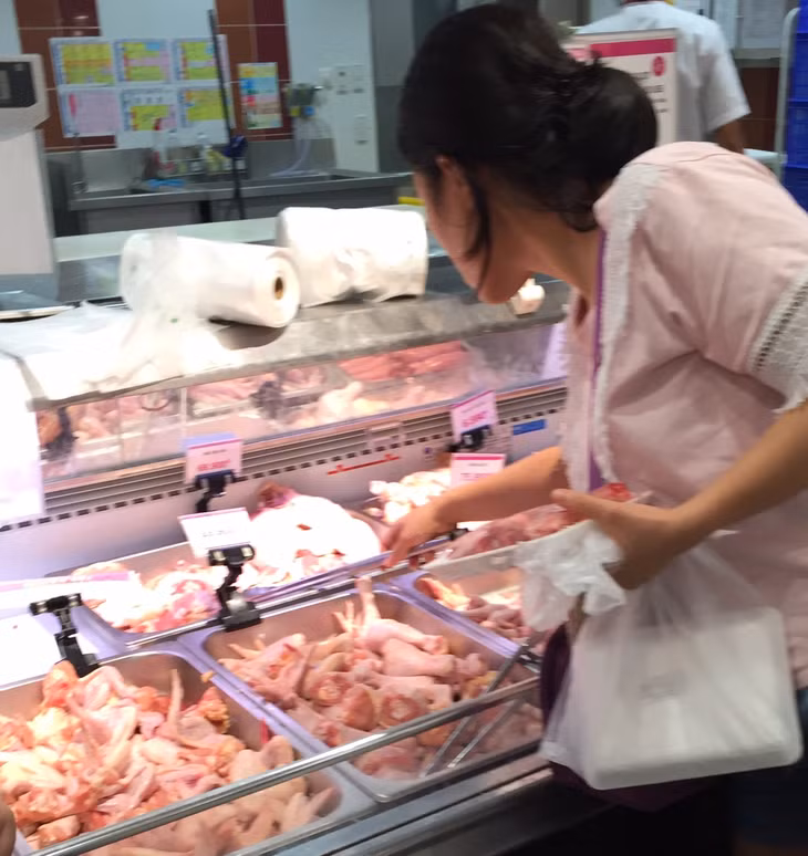 Người tiêu dùng vẫn phải mua thịt lợn với giá cao mặc dù giá lợn hơi đã giảm mạnh.