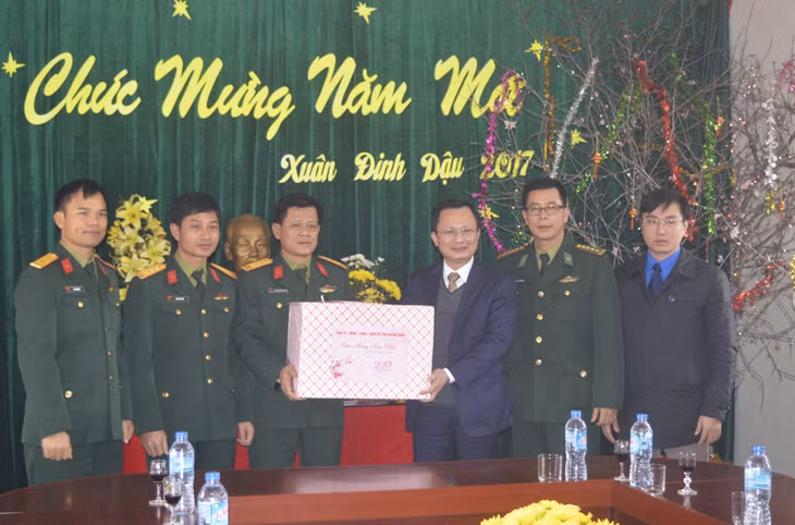 Lãnh đạo Ban Tuyên giáo Tỉnh ủy, Bộ Chỉ huy Bộ đội Biên phòng Quảng Ninh tặng quà Tết cho cán bộ, chiến sĩ Ban Chỉ huy Quân sự huyện Cô Tô.