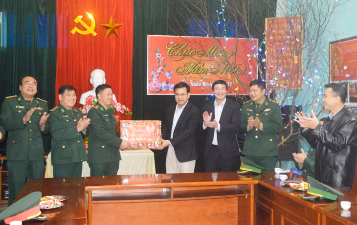 Nhân dịp này, lãnh đạo huyện Cô Tô và Bộ Chỉ huy Bộ đội Biên phòng Quảng Ninh cũng có những món quà Tết tặng các chiến sĩ.