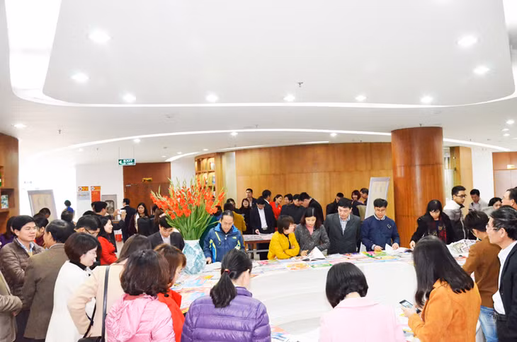 Hội báo Xuân Đinh Dậu 2017 thu hút đông đảo những người làm báo và nhân dân, du khách đến Quảng Ninh dịp Tết