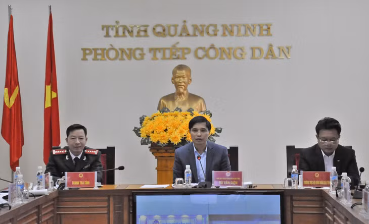 Phó Chủ tịch UBND tỉnh Vũ Văn Diện thay mặt HĐT tháng 1- 2017CD tỉnh trả lời kiến nghị của các công dân tại Buổi tiếp công dân thường kỳ