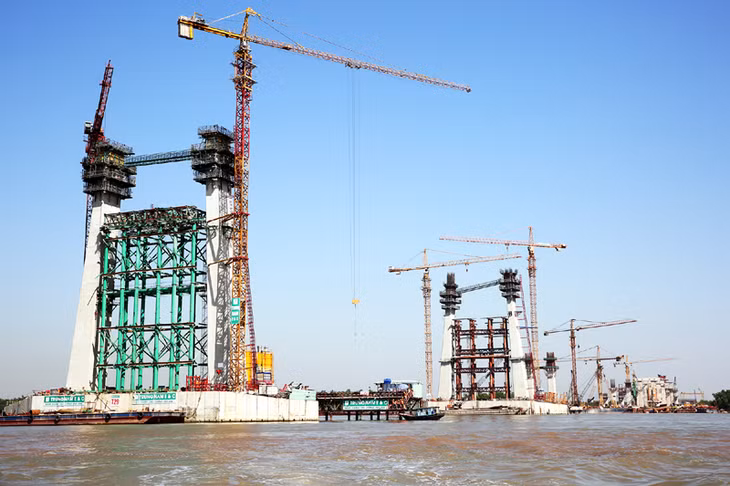 6. Khánh thành và đưa vào vận hành nhiều dự án lớn, công trình trọng điểm,&nbsp;như: Cáp treo Nữ hoàng; Vòng quay Mặt trời; Bệnh viện Vinmec; Cung Quy hoạch, Hội chợ, Triển lãm và Văn hóa tỉnh; Trụ sở Liên cơ quan số 4. Nhiều dự án động lực được tập trung chỉ đạo và đẩy nhanh tiến độ như: Cao tốc Hạ Long - Hải Phòng, cầu Bạch Đằng, cao tốc Hạ Long - Vân Đồn, Cảng hàng không Quảng Ninh... Đây là những tiền đề quan trọng góp phần hiện thực hóa mục tiêu xây dựng Quảng Ninh trở thành tỉnh dịch vụ - công nghiệp vào năm 2020. Trong ảnh: Cầu Bạch Đằng, cao tốc Hạ Long - Hải Phòng đang được đẩy nhanh tiến độ thi công.
