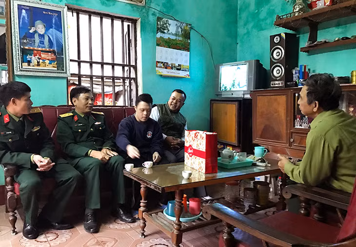 Cán bộ Ban CHQS huyện Hoành Bồ thăm và chúc Tết gia đình ông Ngô Khắc Hoạt, trú tại tổ 4, khu 6, thị trấn Trới.