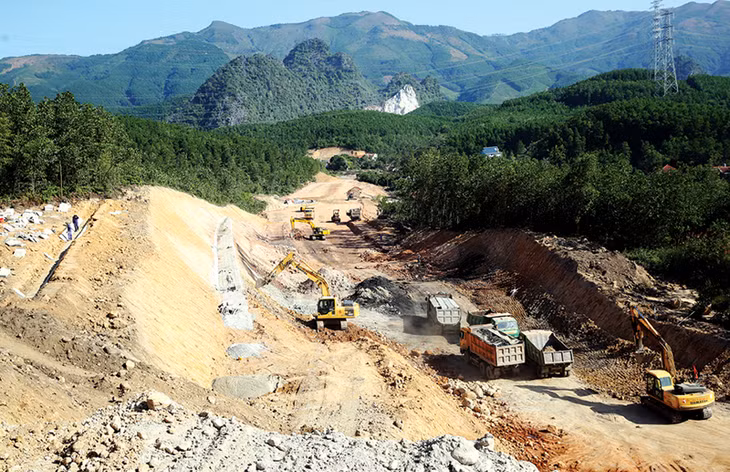 Trong quá trình thi công, công trình gặp nhiều khó khăn bởi địa chất phức tạp. Để khắc phục, các nhà thầu đã huy động nhiều thiết bị, quyết tâm đẩy nhanh tiến độ.