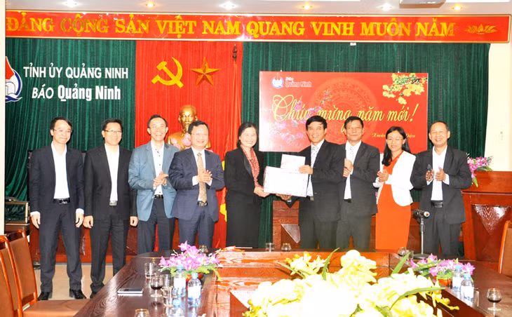 Đồng chí Đỗ Thị Hoàng, Phó Bí thư Thường trực Tỉnh ủy chúc Tết cán bộ, công chức, viên chức Báo Quảng Ninh.