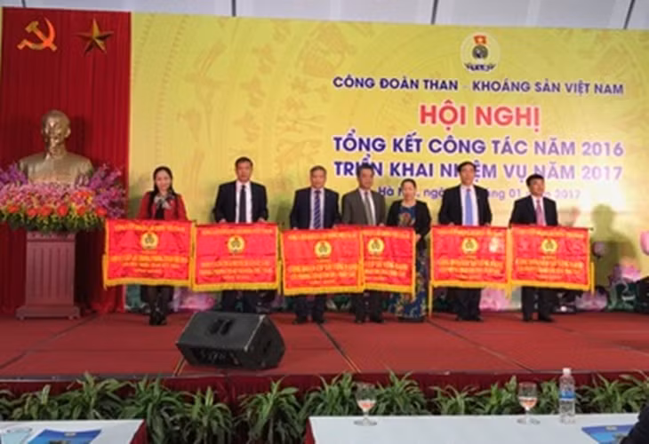 Đồng chí Nguyễn Thị Thu Hồng, Phó Chủ tịch Tổng LĐLĐ Việt Nam trao tặng cờ cho tập thể và cá nhân có thành tích xuất sắc. 