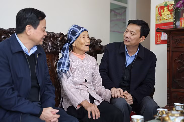 Bí thư Tỉnh ủy Nguyễn Văn Đọc thăm hỏi, trò chuyện với Mẹ VNAH