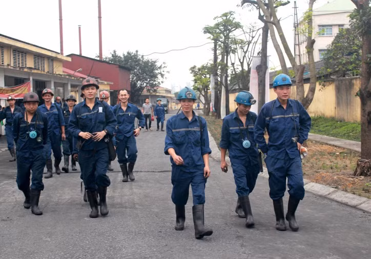Thợ lò Công ty Than Mạo Khê vào ca sản xuất.