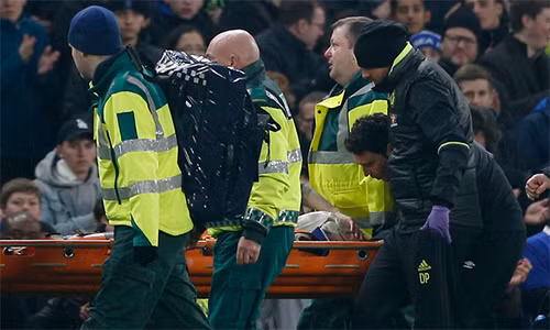 Mason phải đeo mặt nạ rời sân đi cấp cứu sau va chạm mạnh ở đầu với Gary Cahill. Ảnh: SM & Reuters.