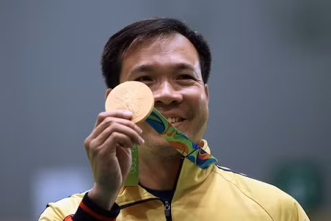 Hoàng Xuân Vinh với tấm HCV Olympic lịch sử.