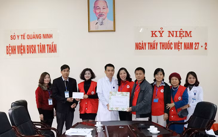 Hội Chữ thập đỏ phường Bãi Cháy (TP Hạ Long) thăm, tặng quà cho Bệnh viện Bảo vệ sức khoẻ tâm thần tỉnh nhân dịp Tết Nguyên đán 2017.