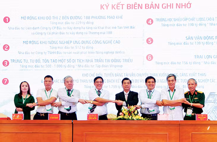 Tại hội nghị Công bố các quy hoạch chiến lược và xúc tiến đầu tư TX Đông Triều (ngày 30-7), các nhà đầu tư và lãnh đạo thị xã đan tay thể hiện quyết tâm trong việc nghiên cứu, thực hiện đầu tư tại Đông Triều sau lễ ký kết biên bản ghi nhớ. Ảnh: Phương Thúy