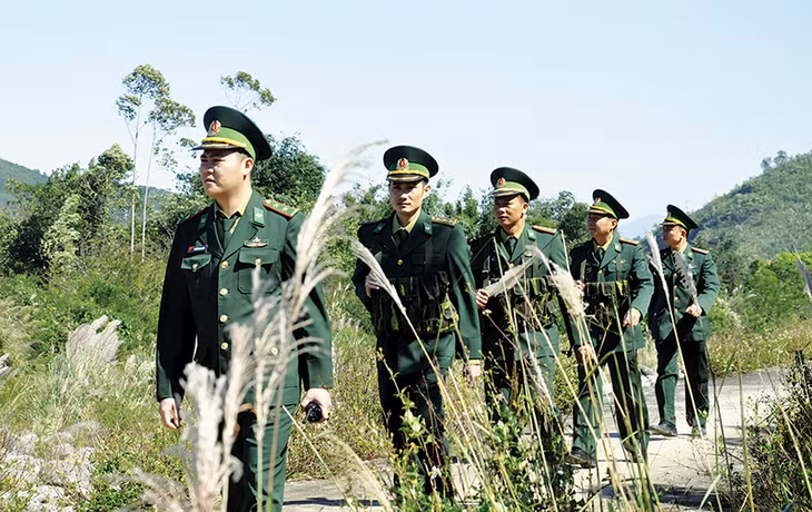 Đội tuần tra Trạm Kiểm soát Biên phòng Bắc Phong Sinh do Phó Trạm trưởng Nguyễn Ngọc Giang dẫn đầu thực hiện tuần tra đường biên cột mốc 1243.