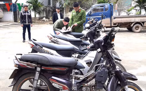 Công an huyện Qùy Hợp làm thủ tục trao trả lại những chiếc xe máy bị mất trộm cho người dân.