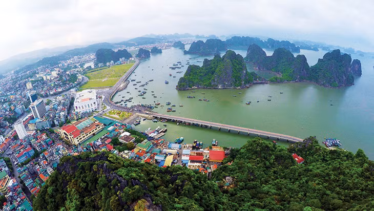 Phố biển Hạ Long. Ảnh: Trung Dũng