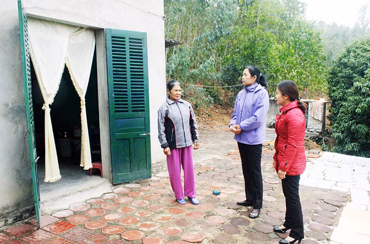 Thành viên Ban Thanh tra nhân dân phường Nam Khê, TP Uông Bí giám sát việc thực hiện tặng quà Tết cho các hộ nghèo trên địa bàn.