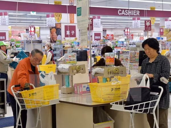 Người dân mua sắm tại một siêu thị ở Tokyo ngày 1/4/2014. (Nguồn: AFP/TTXVN)